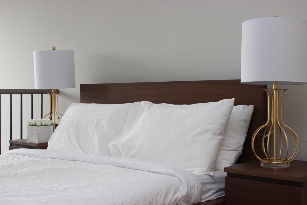Atlas Suites- Furnished Apartments-College Street, Торонто Екстериор снимка