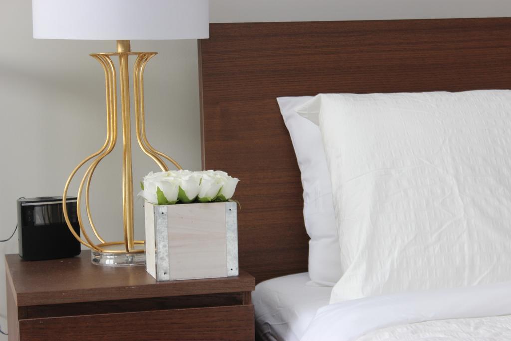 Atlas Suites- Furnished Apartments-College Street, Торонто Екстериор снимка