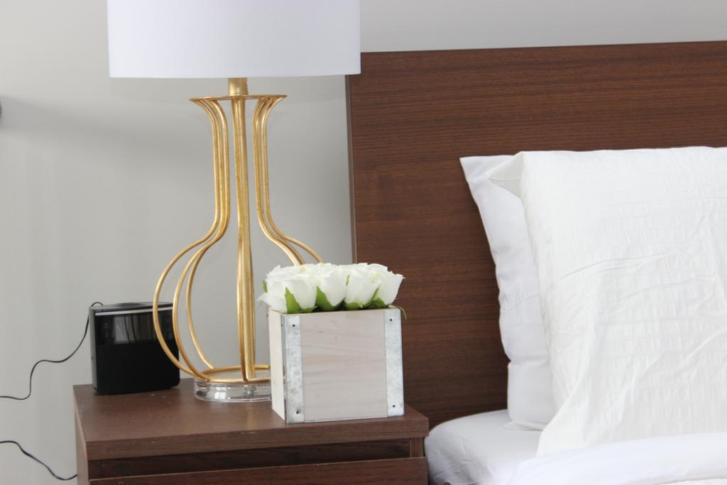 Atlas Suites- Furnished Apartments-College Street, Торонто Екстериор снимка